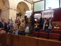 Gracia ordena desalojar del Pleno del Parlamento a unos manifestantes con pancartas y el torso desnudo