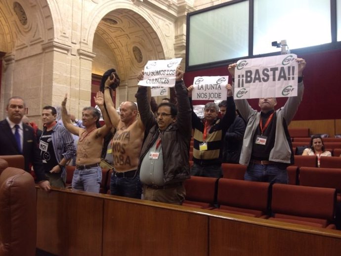 Miembros del CSIF-A protestan en el Parlamento andaluz.