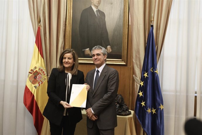 La ministra de Empleo, Fátima Báñez, recibe el informe de la OCDE