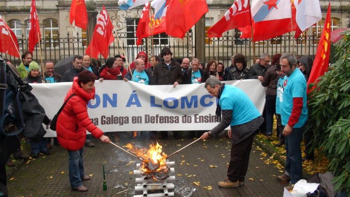 Quema de la Lomce ante la Xunta