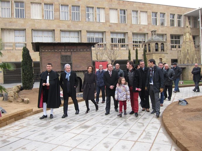 Sanz y Gamarra recorren el Belén Monumental del Ayuntamiento