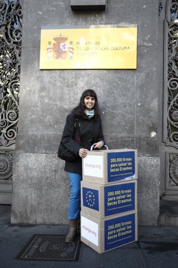 Entrega de firmas por las becas Erasmus