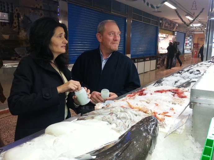 El edil Cristóbal Herrero inspecciona el estado de los productos navideños