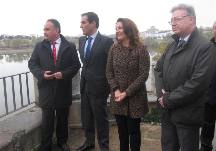 Visita de las autoridades al río