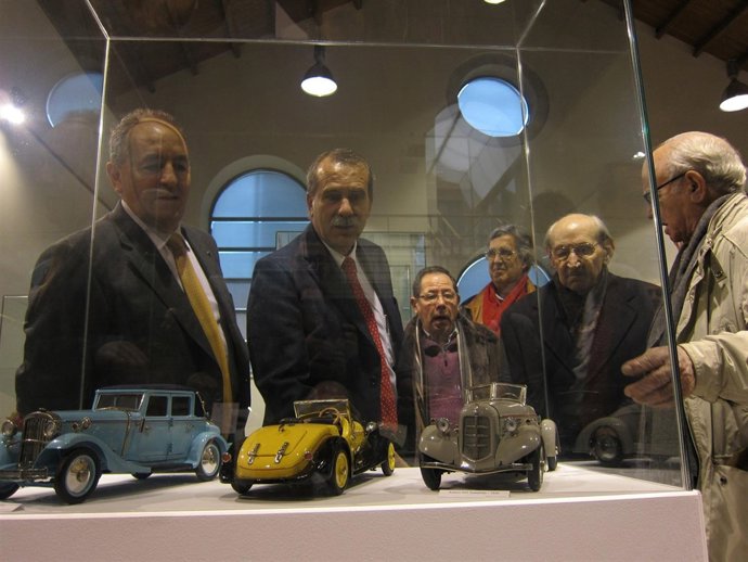 Responsables del museo y creadores ven algunas de las piezas