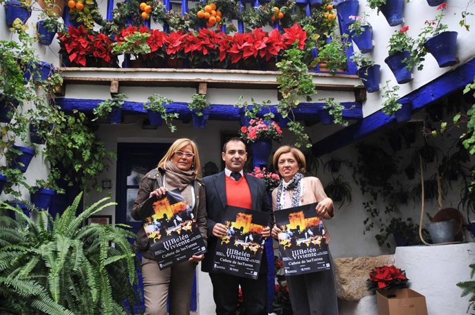 Caracuel, Romero y Botella con el cartel del Belén