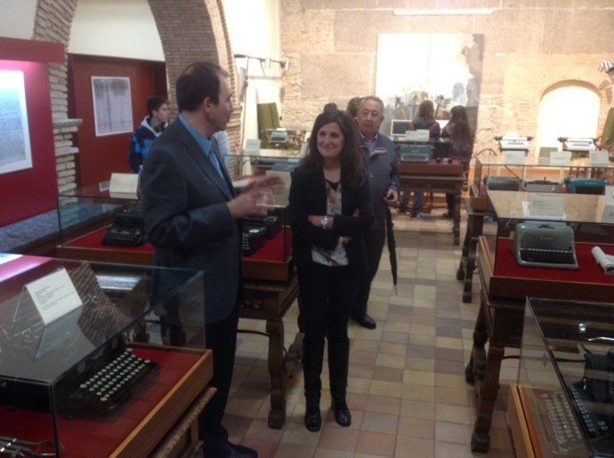 Yolanda Caballero, en la muestra sobre la historia de las máquinas de escribir.