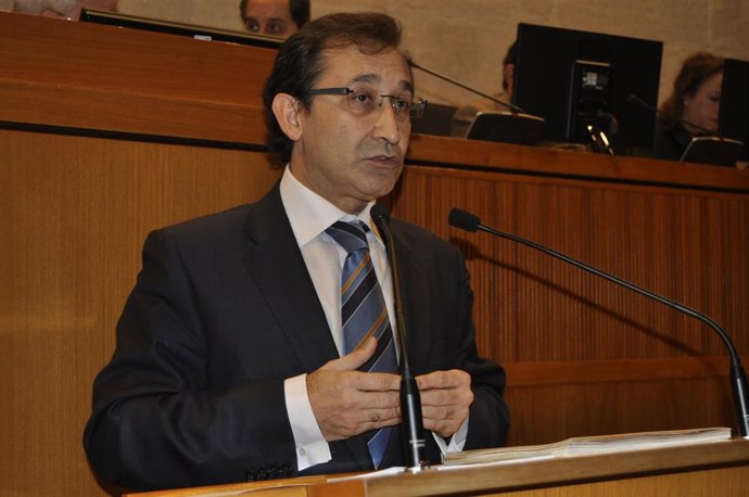 El consejero de Hacienda y Administración en su intervención en el pleno