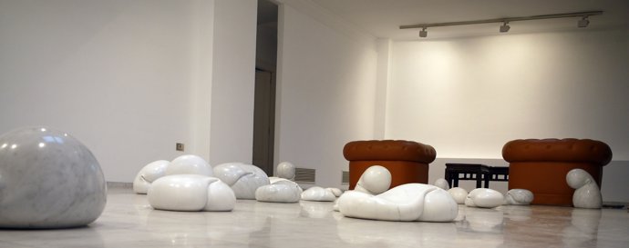 Esculturas de mármol de 'Campo de Adopción', de Julia Venske y Gregor Spänle.