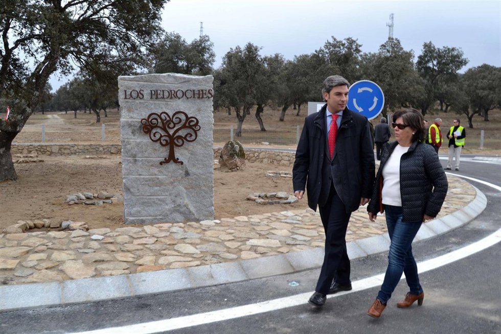 Lorite y Sánchez caminan junto a la glorieta de acceso