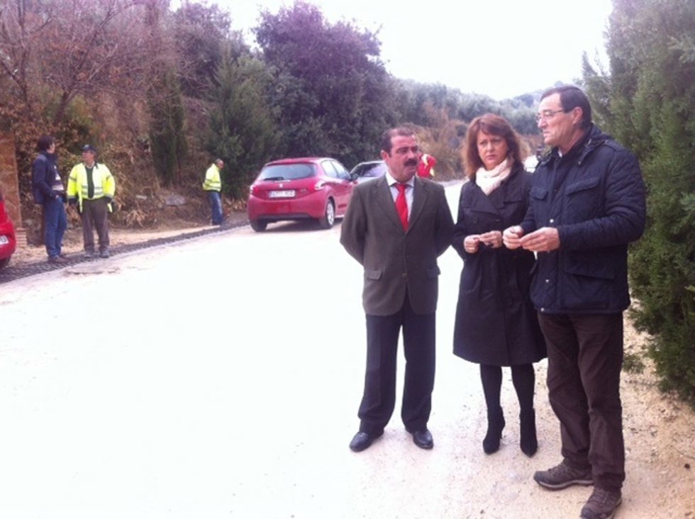 Visita a las obras de la nueva parada de autobús en Puente de la Sierra