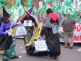 Manifestación de funcionarios frente al Parlamento