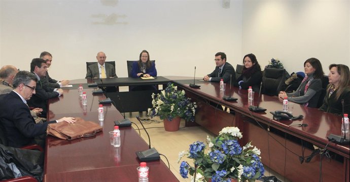 Imagen de archivo de la consejera con la directiva del Colegio de Procuradores