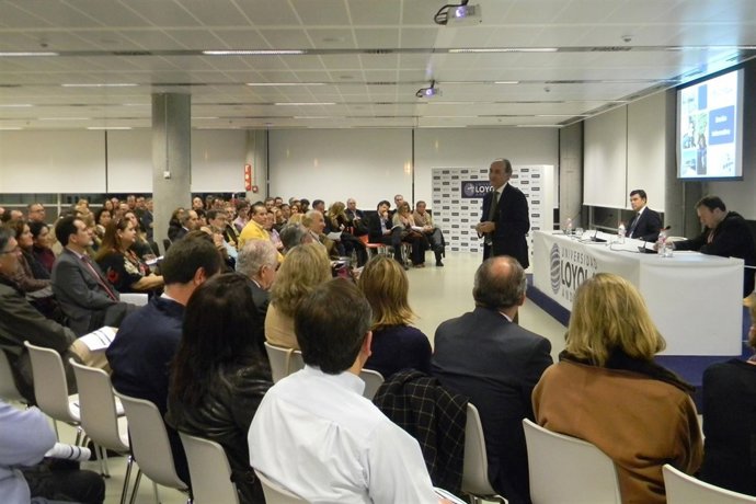 El equipo de la Universidad de Loyola se reúne con las familias de los alumnos