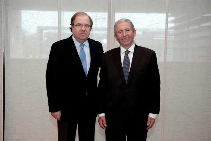 Juan Vicente Herrera (izq) y el  presidente de CLH, José Luis Lopez de Silanes