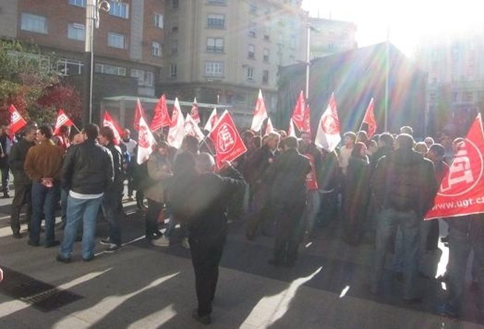 Concentración CC.OO y UGT contra reforma local