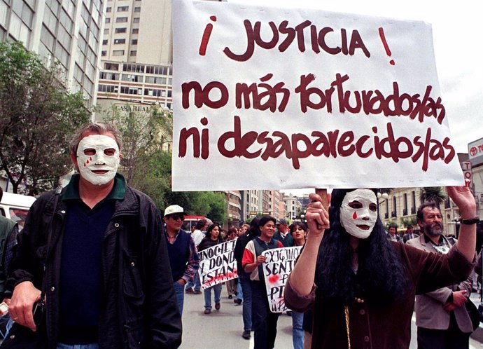 Manifestantes contra los crimenes de la dictadura en Bolivia.