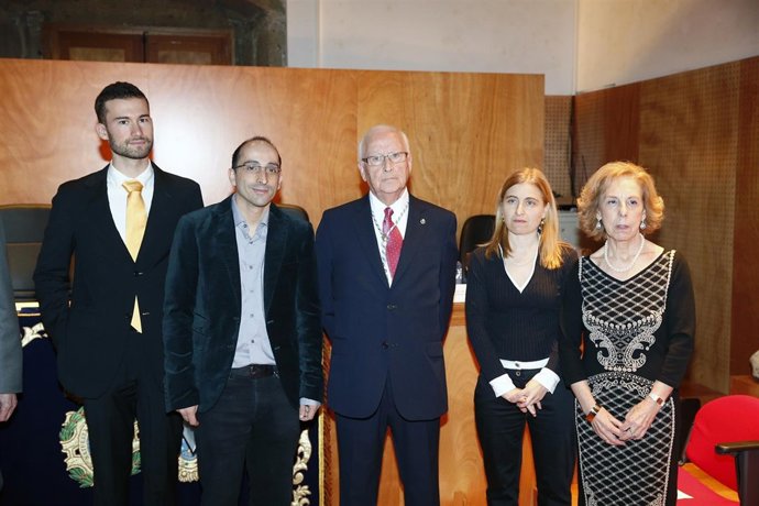 Los premiados, junto al nuevo presidente de la RAGC