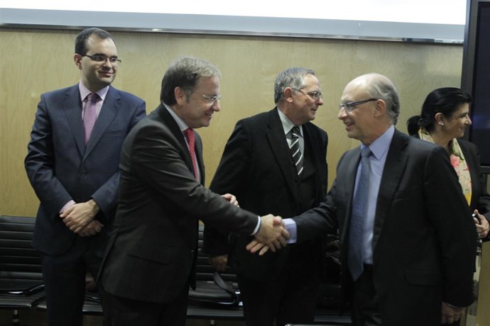 Moragues y Montoro se saludan antes de la reunión del CPFF.
