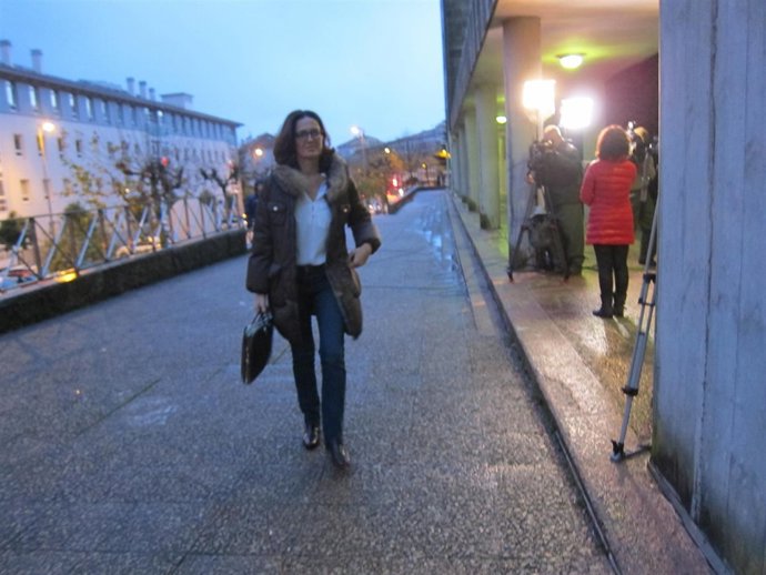 La concejala María Pardo llega a los juzgados de Santiago.