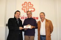 Asociación de Comerciantes Carmelitanos entrega a Cáritas entradas para la pista de hielo y el tobogán con trineos