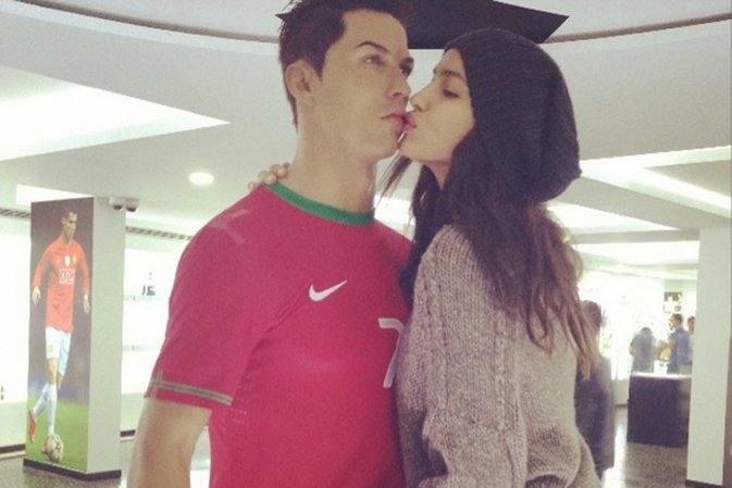 No le basta con el de verdad: Irina Shayk besa a la figura de cera de Cristiano
