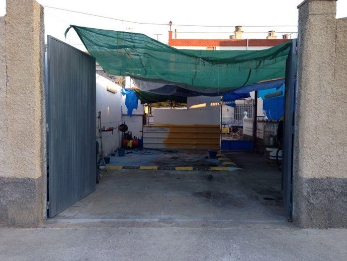 La Policía de la Generalitat desmantela un lavadero clandestino de coches