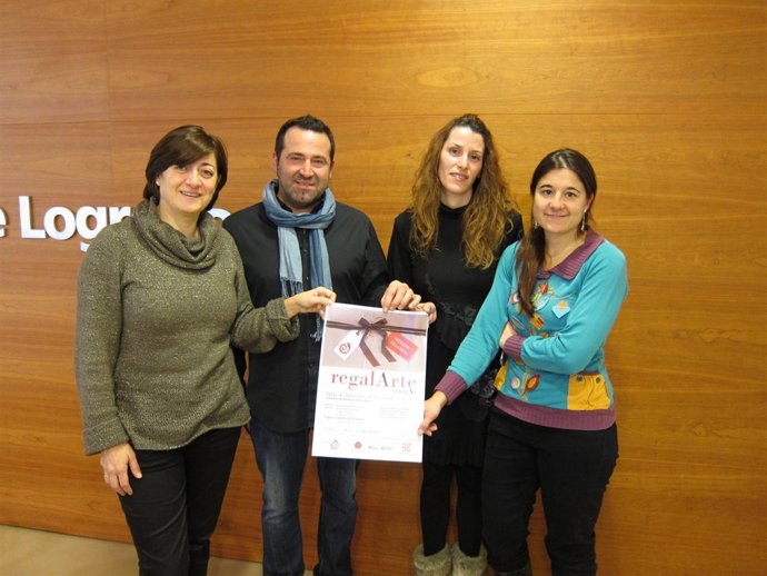 Montes y los representantes de los artesanos, en la presentación