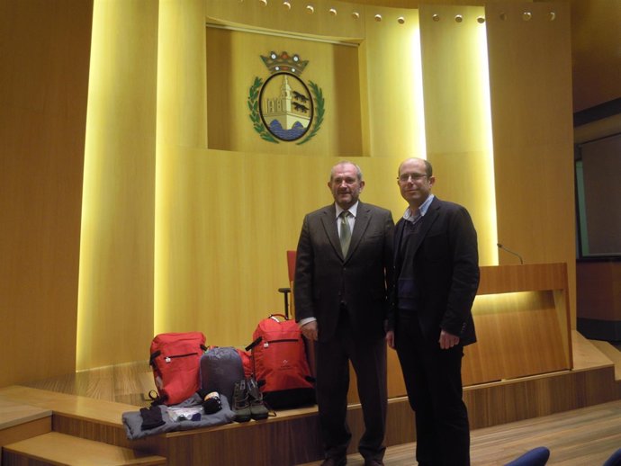 Eduardo Maiz y Manu Calvo, junto al kit.