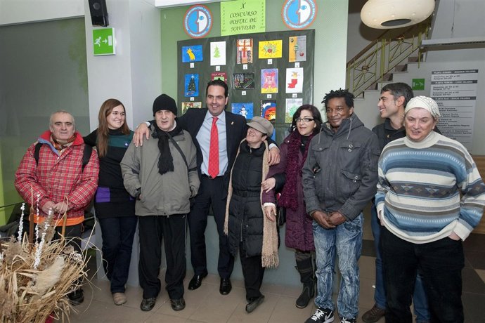 Alli con las personas atendidas por Anasaps que han decorado el departamento