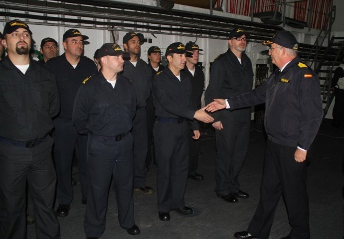 Muñoz-Delgado, saludando a la formación de suboficiales