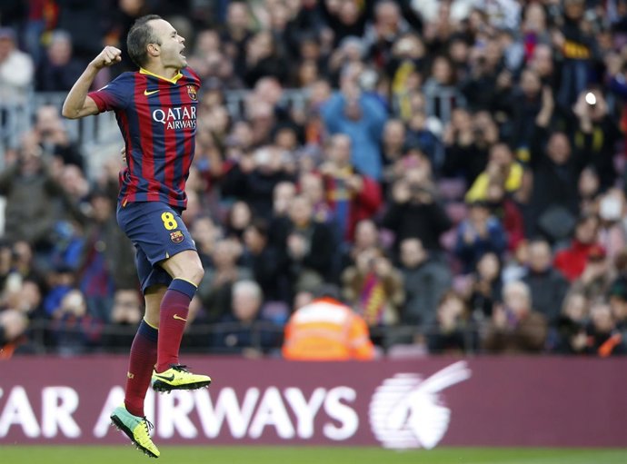Andrés Iniesta celebra un gol ante el Granada