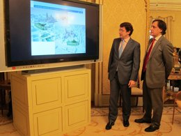 Alfonso Fernández Mañueco (izq) y Carlos García Carbayo presentan el Plan