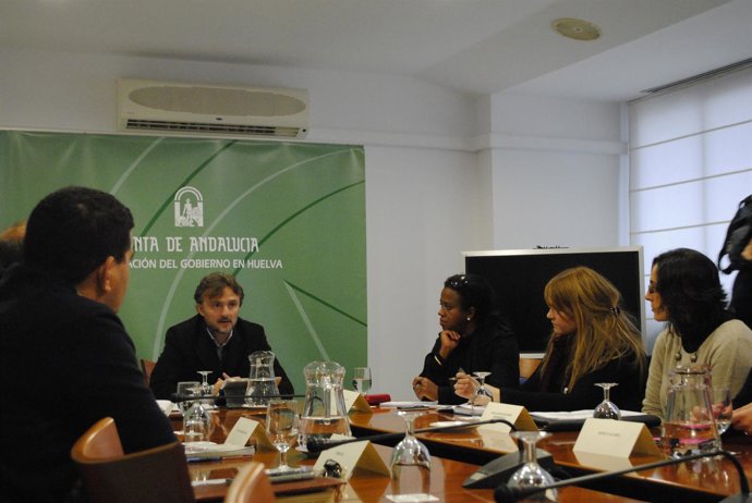 José Fiscal, en un encuentro con organizaciones de inmigrantes. 