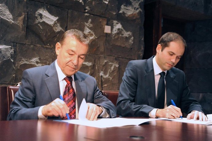 Rivero y Pérez, en la firma del acuerdo