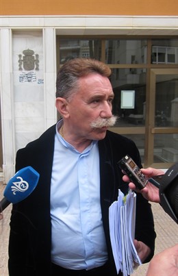 El abogado Marcos García-Montes en la puerta de los juzgados de Cádiz
