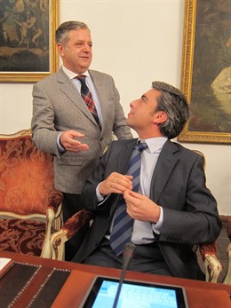 Lorite (sentado) observa al vicepresidente, Salvador Fuentes, en el Pleno