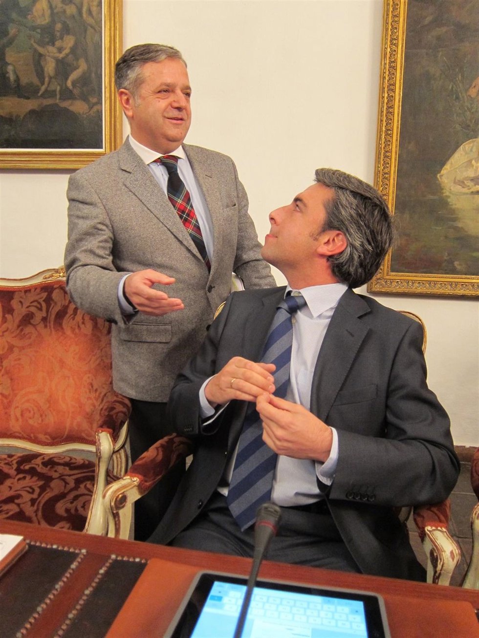 Lorite (sentado) observa al vicepresidente, Salvador Fuentes, en el Pleno