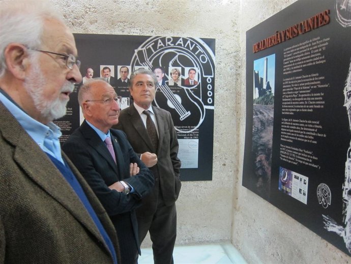 Gabriel Amat visita una exposición de la peña El Taranto