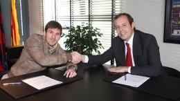 Leo Messi con Sandro Rosell en la firma del nuevo contrato