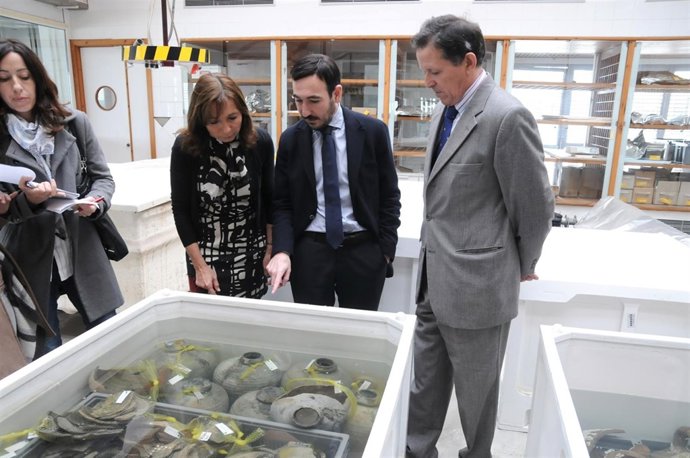  López Gil Y Blanco Observan Algunos De Los Restos Arqueológicos Hallados