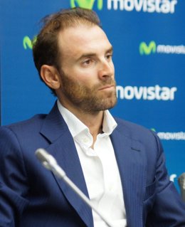 Alejandro Valverde en la firma de la renovación del patrocinio de Telefónica 