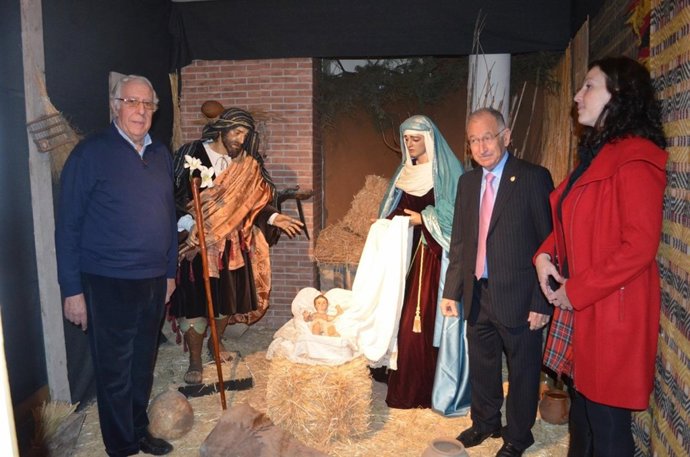 Amat visita el belén navideño de la Hermandad de la Soledad