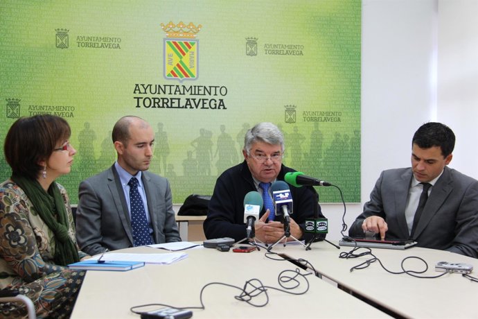 Priede con los responsables de la oficina de mediación hipotecaria