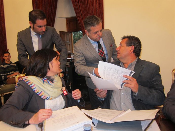 Criado y Fuentes (PP) hablan con Barragán y Martínez (IU) antes del Pleno