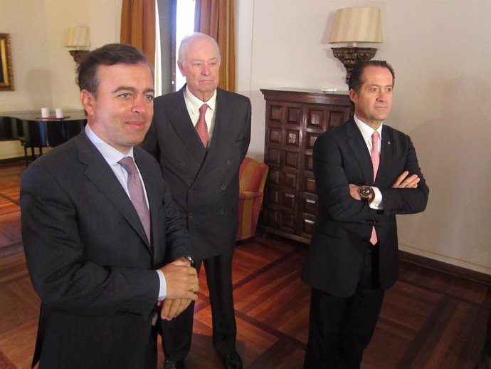 Consejero delegado y presidente del Etcheverría junto al presidente del Banesco