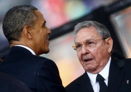 Obama y Raúl Castro en el funeral de Mandela