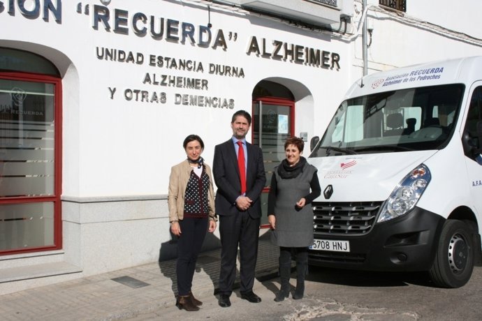 Cañadilla, con responsables de la asociación, junto a la ambulancia