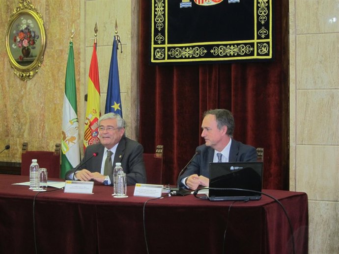 A la derecha, el delegado de Aemet Andalucía Luis Fernando López Cotín