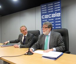 Santiago Aparicio (d) en rueda de prensa tras la Asamblea de Cecale